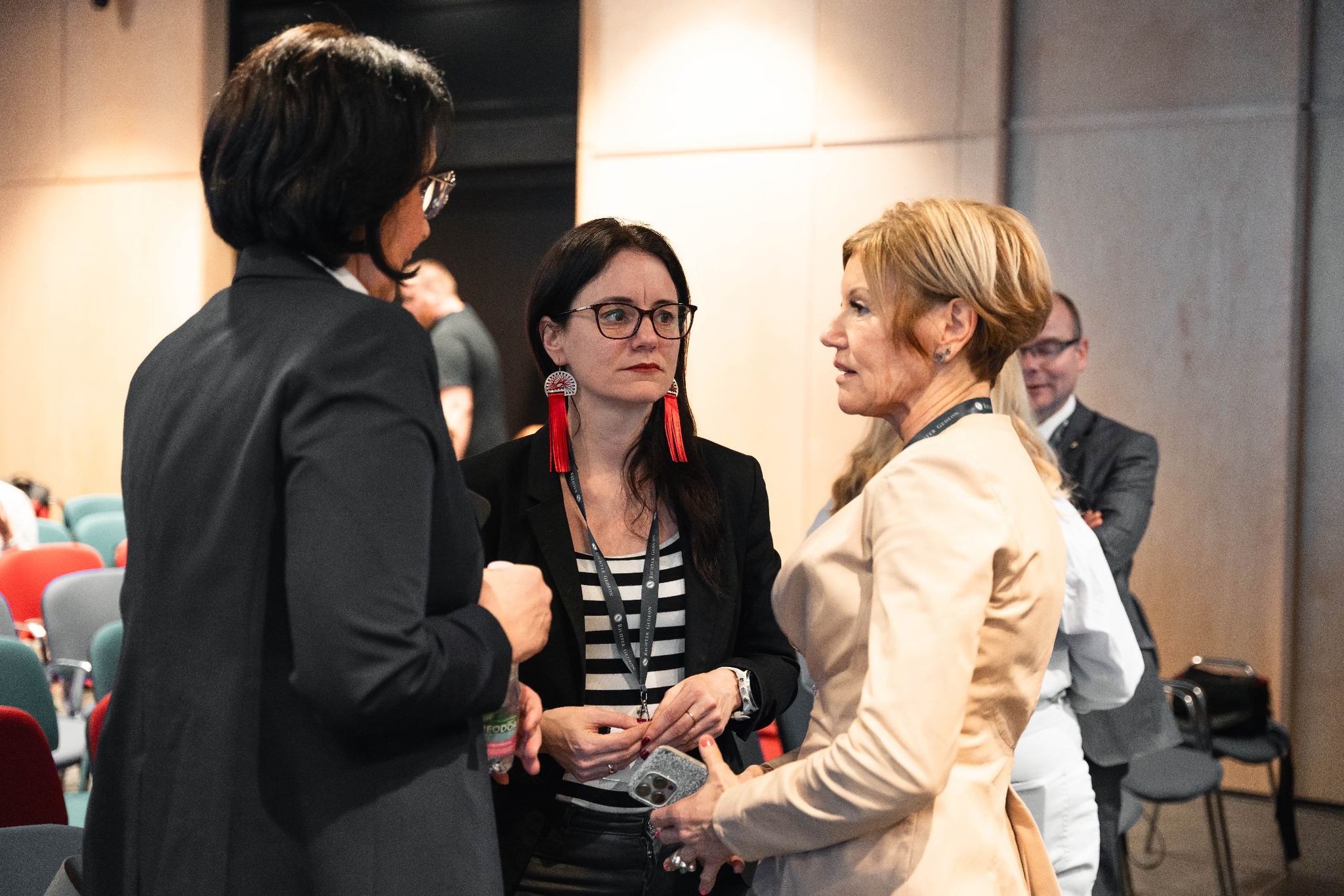 Konferenciarésztvevők szakmai beszélgetése.