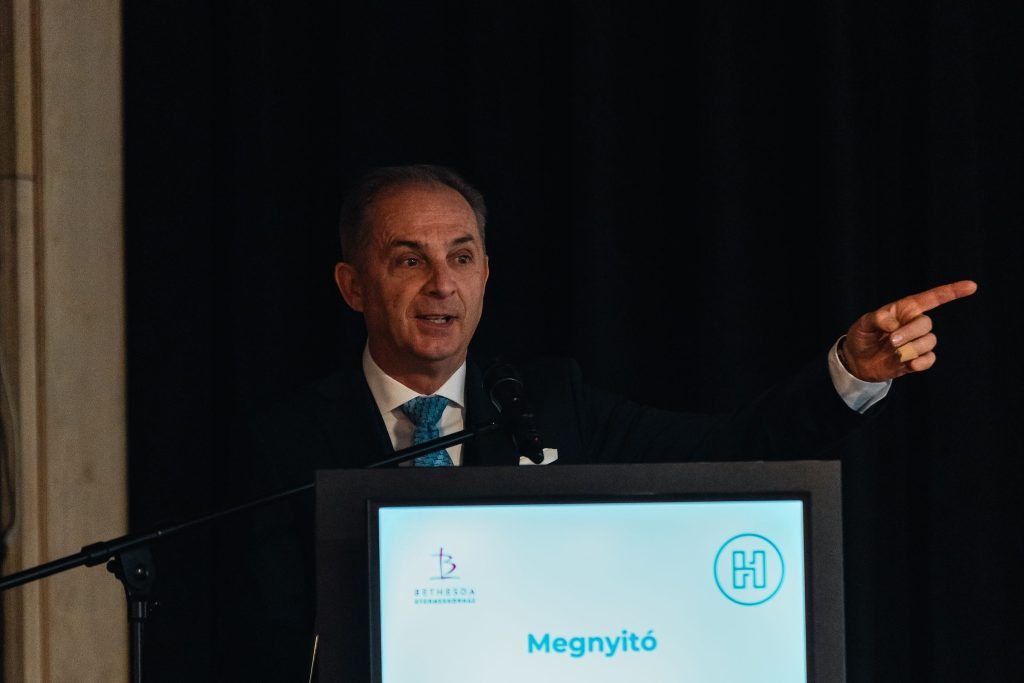 Megnyitó előadás az Egészség a frontvonalban konferencián.