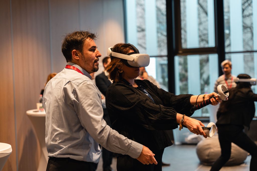 Egy résztvevő virtuálisvalóság-szemüveget próbál ki a konferencián.